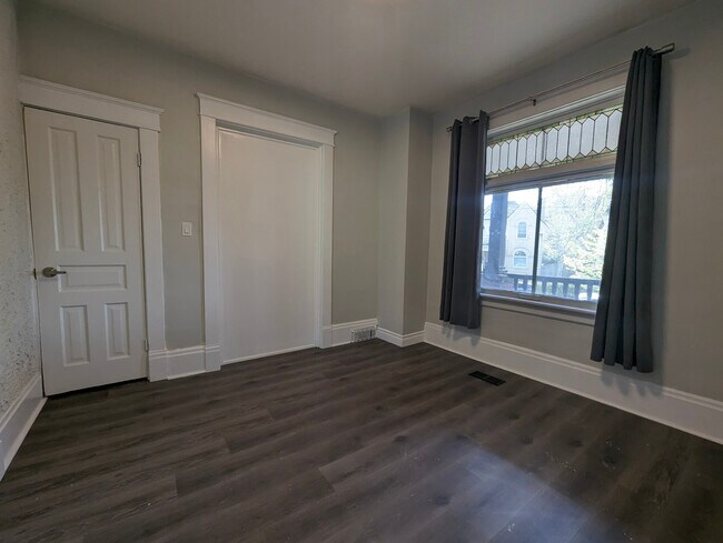 Photo du bâtiment - Charming One-Bedroom Close To Downtown