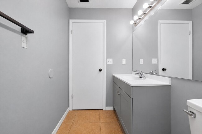 Building Photo - 3721 NE 41st St