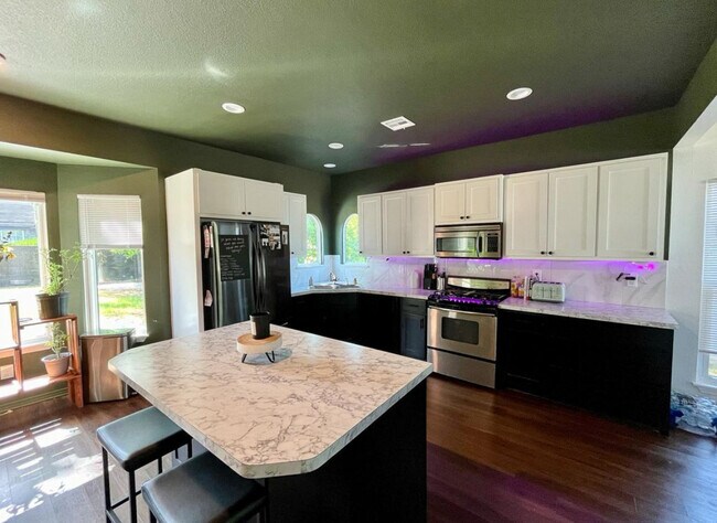 Foto del edificio - 1532 N Greenwood Ave