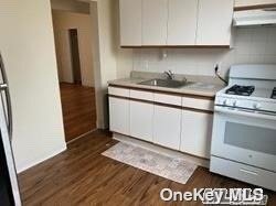 Building Photo - 611 W Broadway