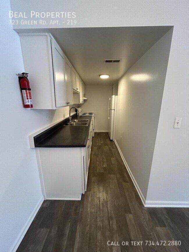 Building Photo - 723 Green Rd