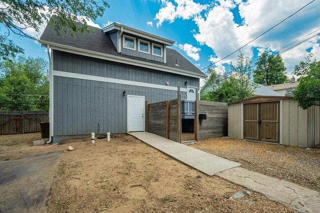 Building Photo - 515 W San Miguel St