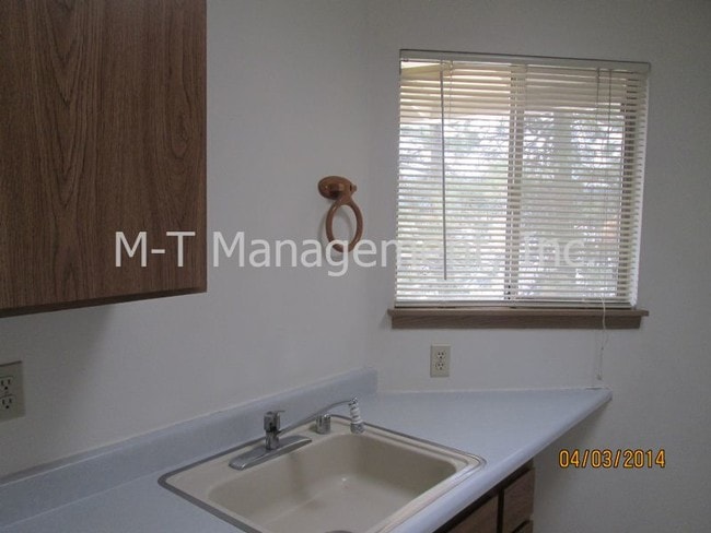 Building Photo - Middle floor 1 br/1 bath apt in Cedar Glen