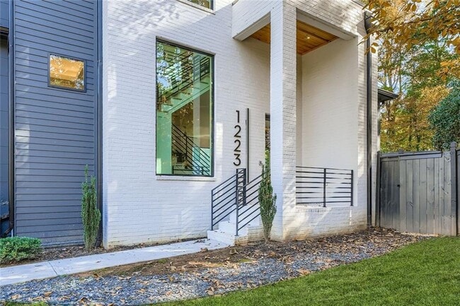 Foto del edificio - 1223 Mayfair Dr NE