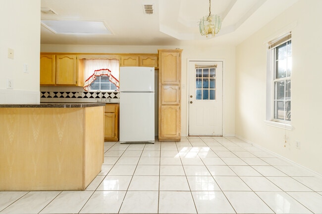 Building Photo - 1106 Lexington Cir