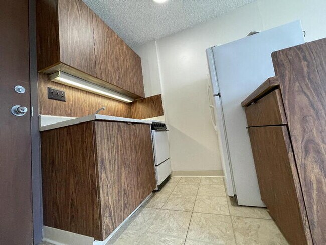 Building Photo - KAPIOLANI TERRACE studio, pkg, sec, A/C, l...