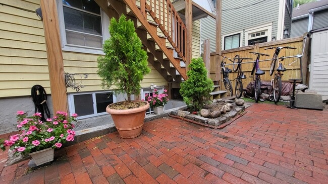 Building Photo - 22 Hingham St