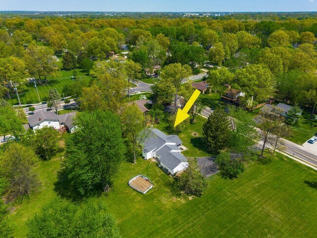 Building Photo - 711 Country Club Rd