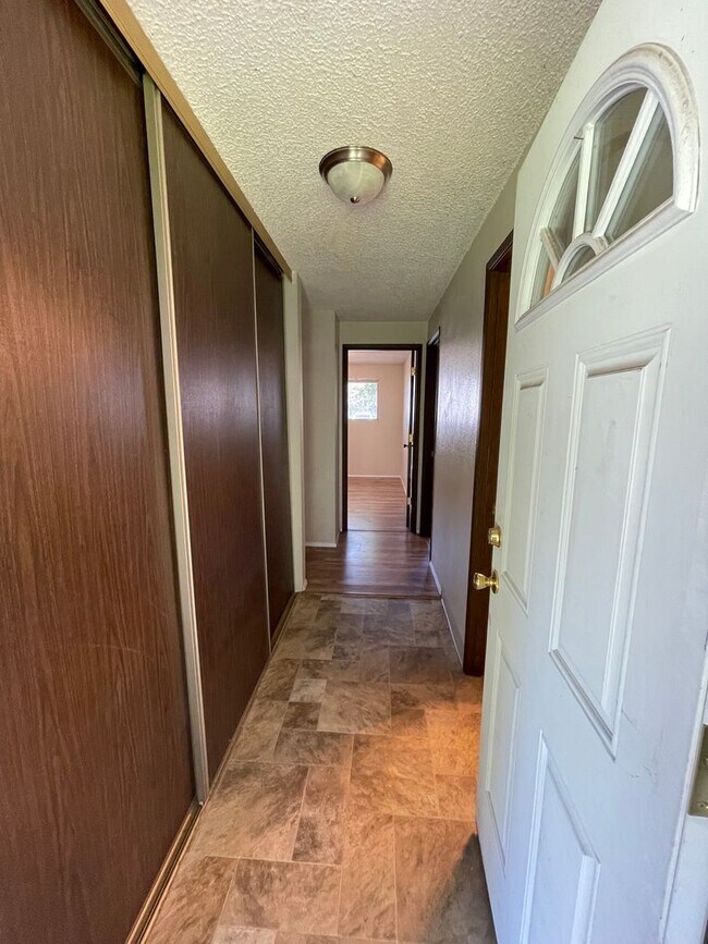 Foto del edificio - Hard to find 2 bdrm, 1.5 bath unit with wa...