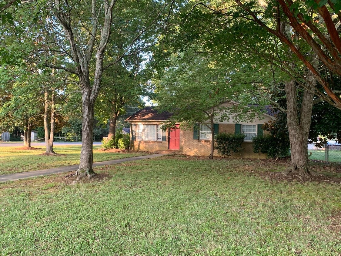 Primary Photo - Charming Three Bedroom Home in Beacon Hills!