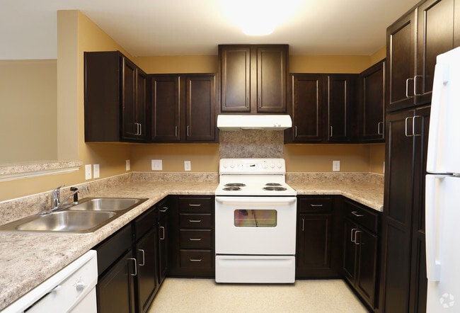 1BR, 1BA- 670 SF- Kitchen - The Grande at Granite Falls LLC