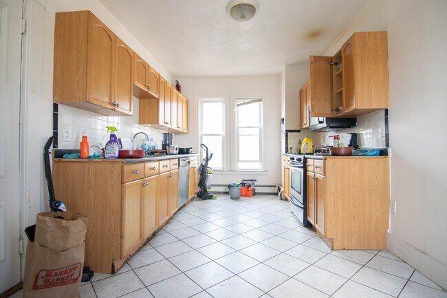 Foto del edificio - 4 BED/2 BATH RIGHT IN ALLSTON VILLAGE