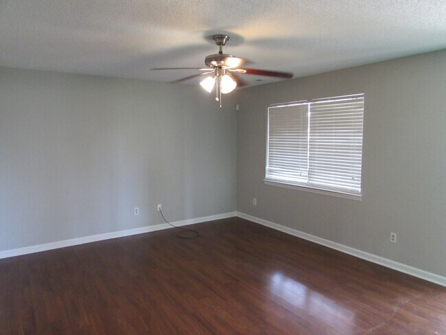 Building Photo - 110 Piper Ln