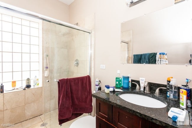 Foto del edificio - 2 br, 1 bath  - 3320 W Byron St
