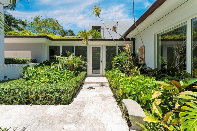 Foto del edificio - 5055 N Bay Rd