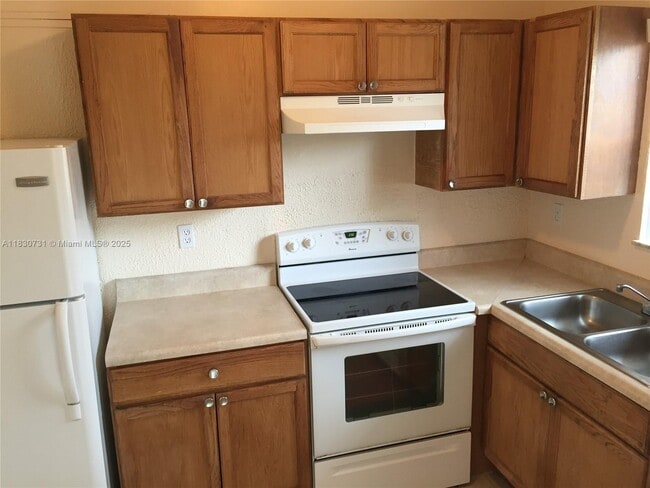 Building Photo - 4132 SW 61st Ave