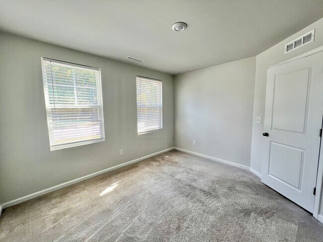 Foto del edificio - Stunning 3BD, 2.5BA Raleigh Townhome with ...