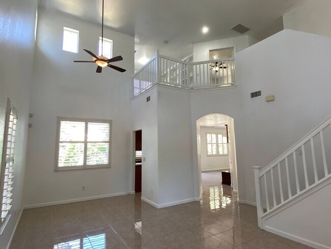 Foto del edificio - Two Story, Three Bedrooms, Two And A Half Bathrooms In Brookside