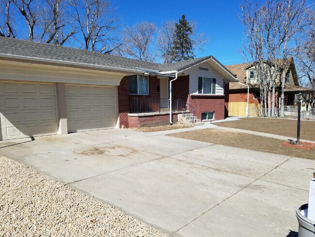 Foto del edificio - ***AVAILABLE NOW***  Spacious 4-Bedroom Wheat Ridge Home with Finished Garden Level and Two-Car G...