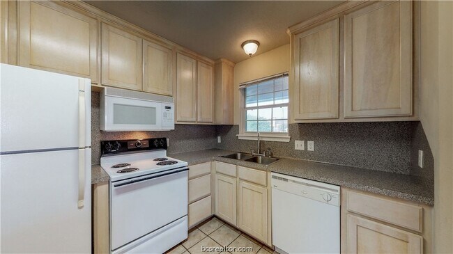 Foto del edificio - 1420 Western Oaks Ct