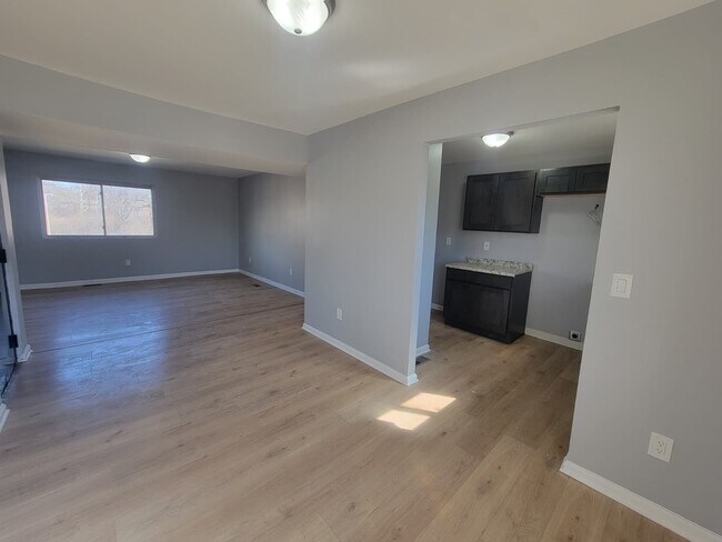 Foto del edificio - 1808 N James H McGee Blvd