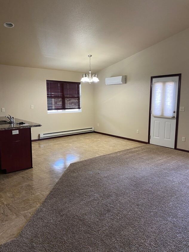 Foto principal - Enjoy Quiet Living In This Quality Built T...