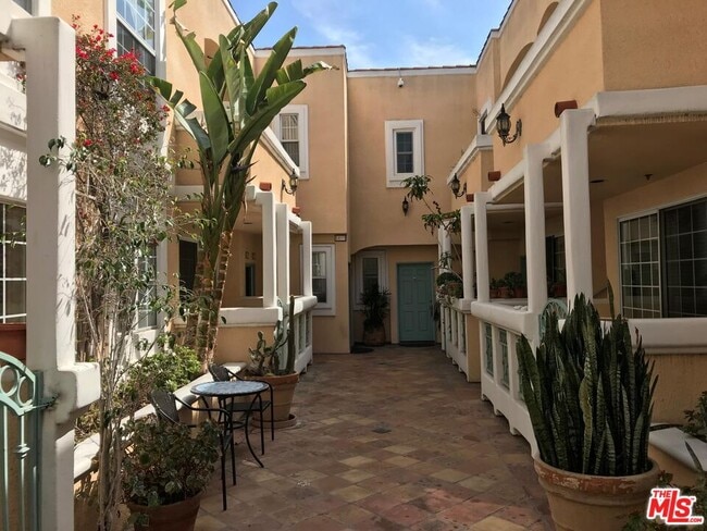 Foto del edificio - 1076 Orange Grv Ave