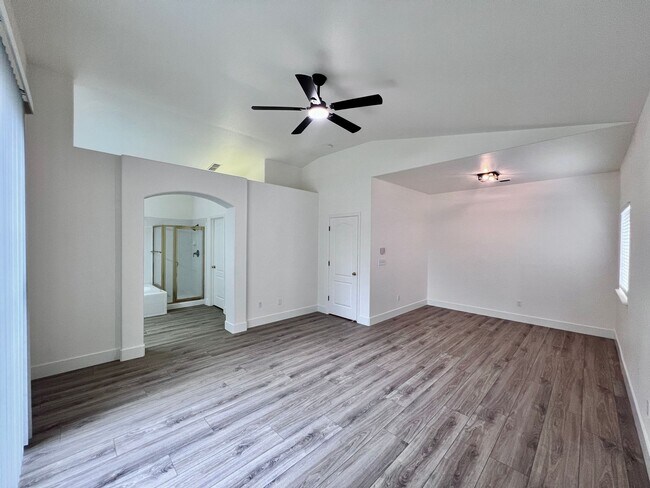 Building Photo - $2,595 Chestnut & Teague, 3 bedroom House - Fresno / Gated Community / New Paint & Floors