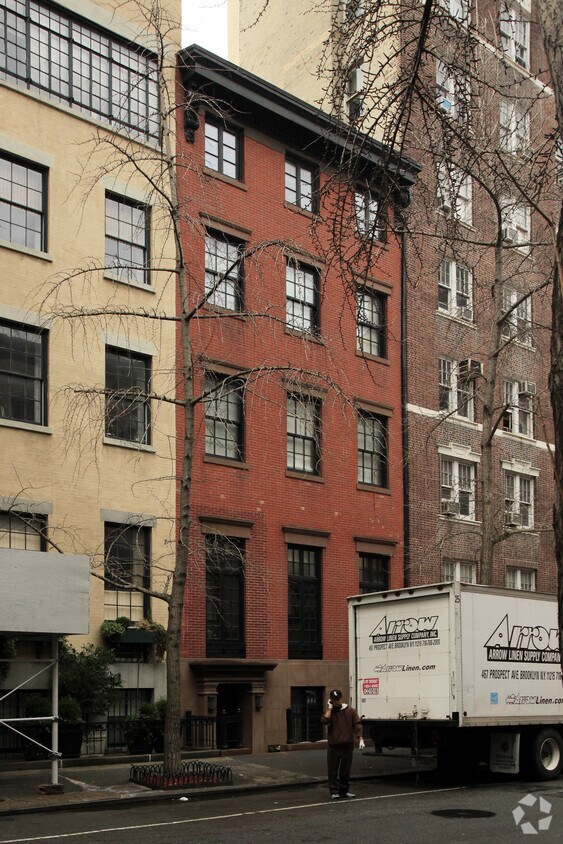 Primary Photo - 22 W 9th St