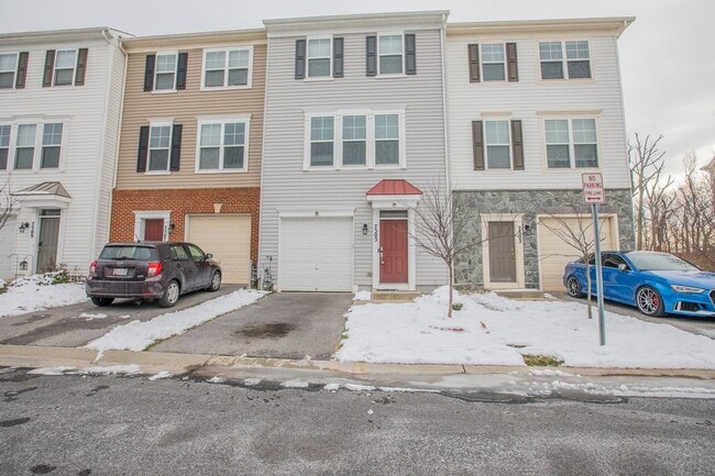 Building Photo - Amazing 3 BR/2 Full BA & 2 Half BA Townhom...
