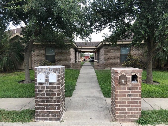 Building Photo - 906 W Emerald Dr