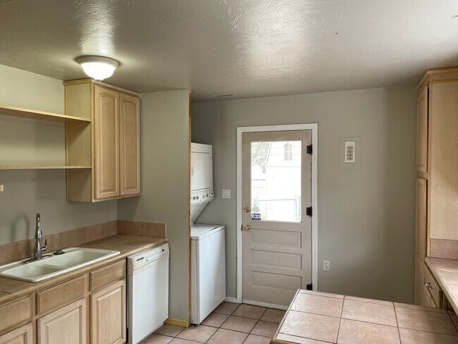 Building Photo - Adorable 2 Bedroom Cottage in Serene Setting