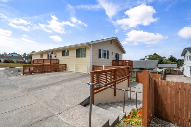 Building Photo - 749 1st St