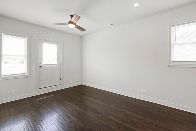 Foto del edificio - 3123 N California Ave