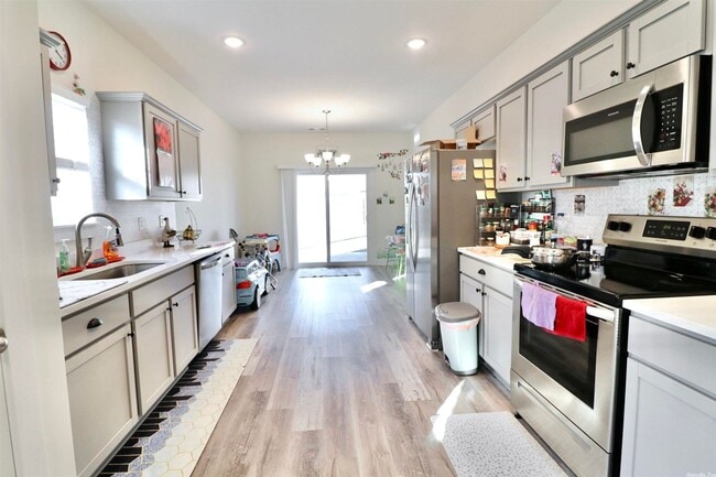 Building Photo - 3 Bed / 2 Bath in Vailley View Available NOW!
