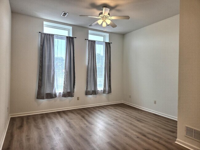Foto del edificio - 417 E Spring St