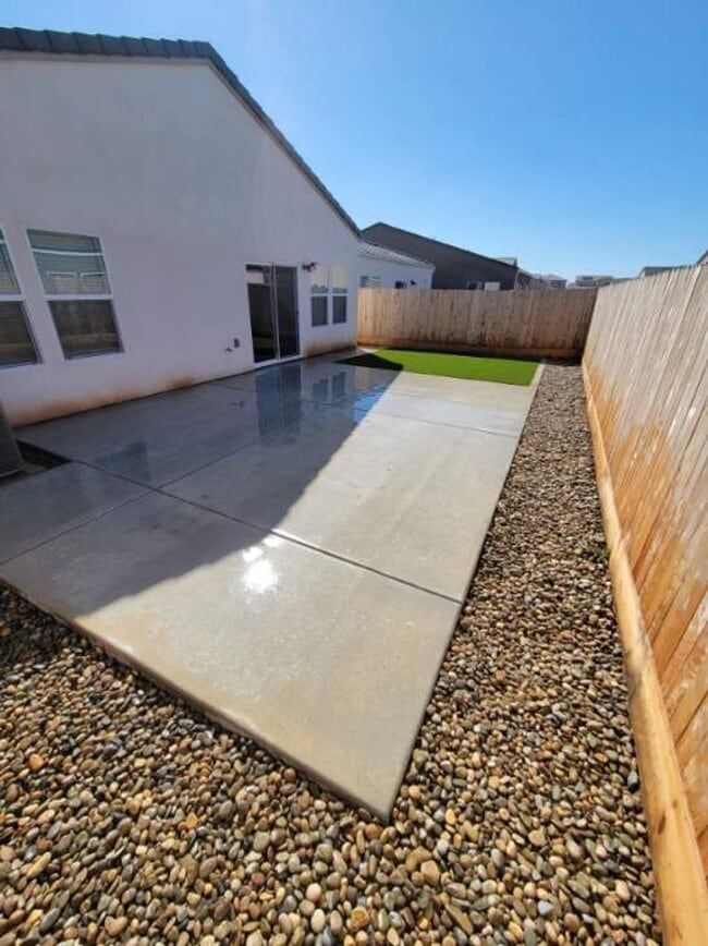 Building Photo - RENT REDUCED TO $2395 & MOVE IN SPECIAL: $1000 OFF THE 1ST MONTH'S RENT! Spacious 3BR/2BA Home wi...