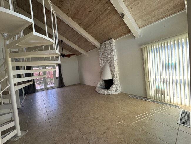 Foto del edificio - Unique 2 Bedroom Condo