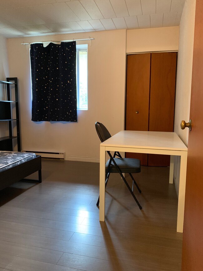 Building Photo - 3044 Sandwich St.