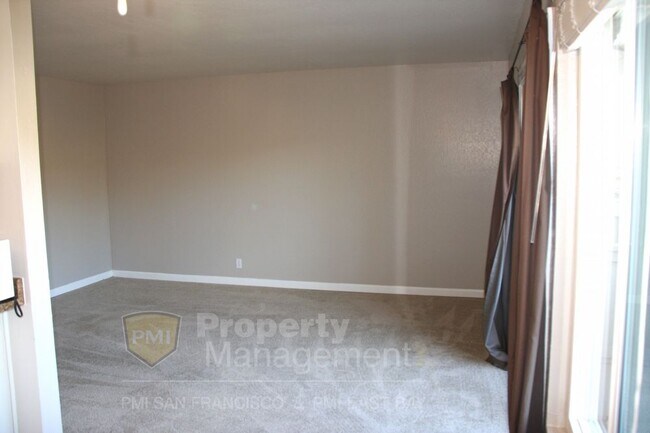 Building Photo - Spacious Upper Level 1 bd / 1 ba Apartment