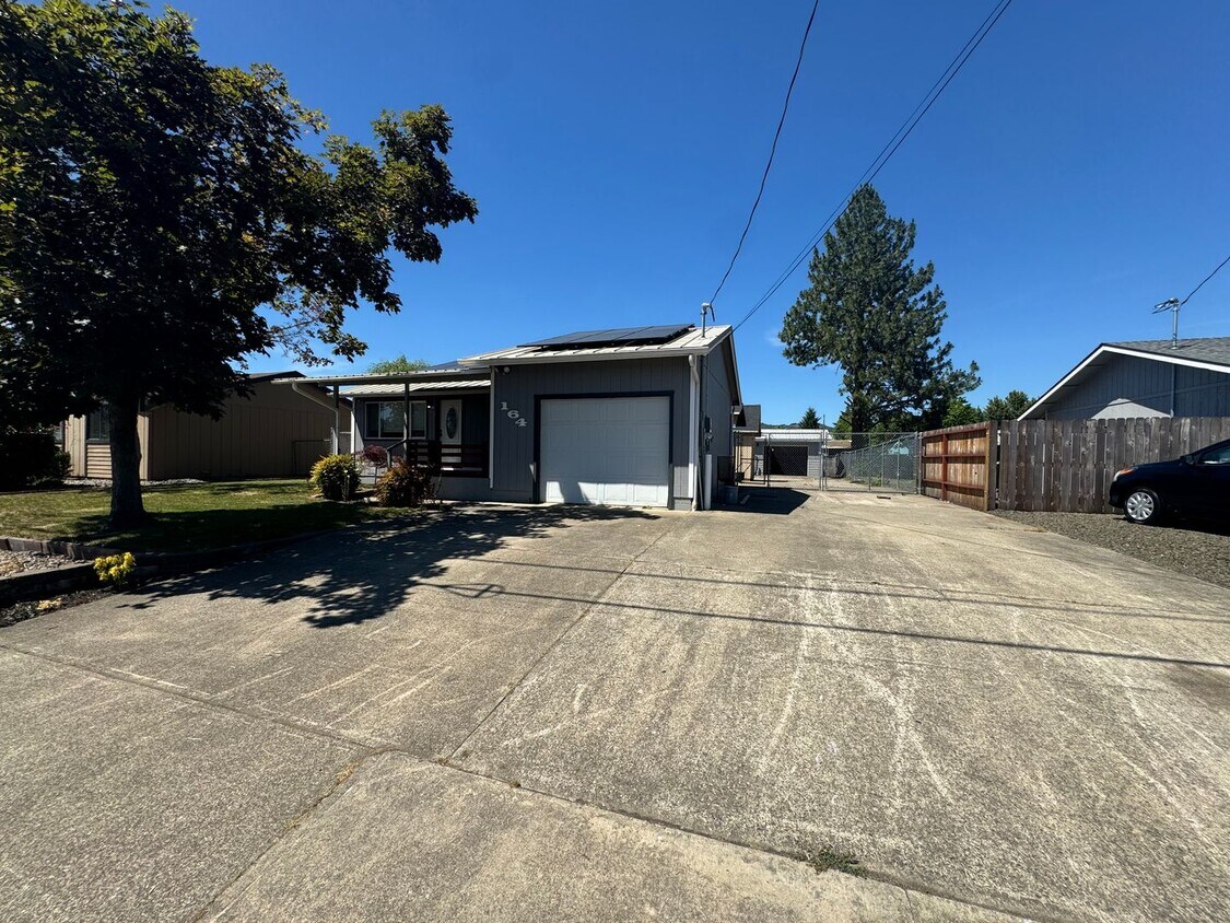 Primary Photo - Solar power 3 bedroom 1 bath home with sho...
