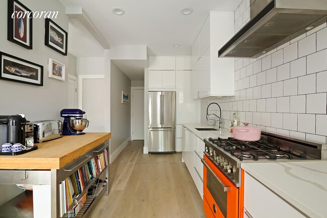 Foto del edificio - 453 W 43rd St
