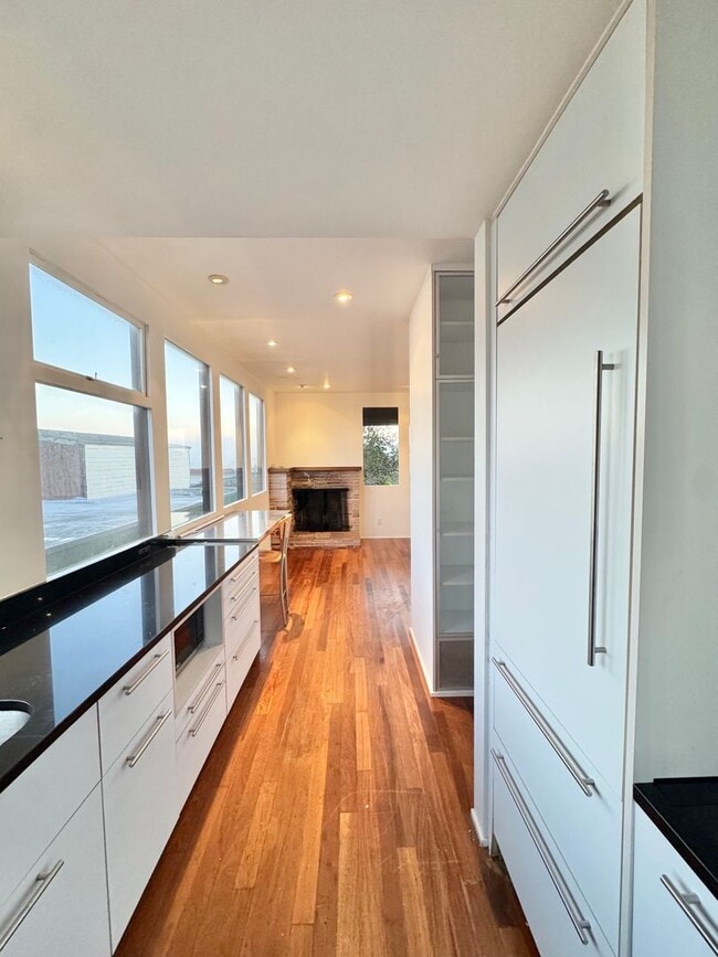 Building Photo - Tranquil & Spacious 2 BR/Den/ 1 BA Condo in the Central Richmond District