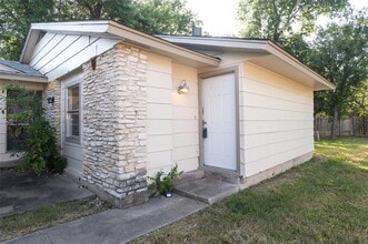 Building Photo - 1407 Click Cove