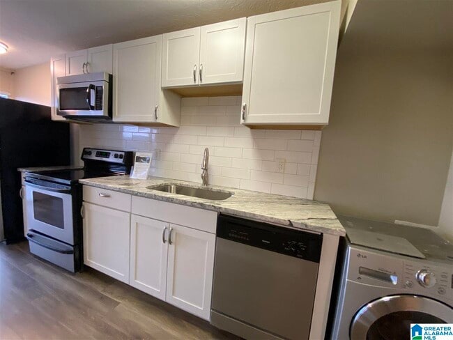 Building Photo - 2990 Rhodes Cir S