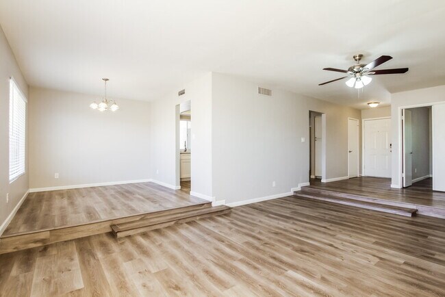 Building Photo - 15028 N 40th Pl