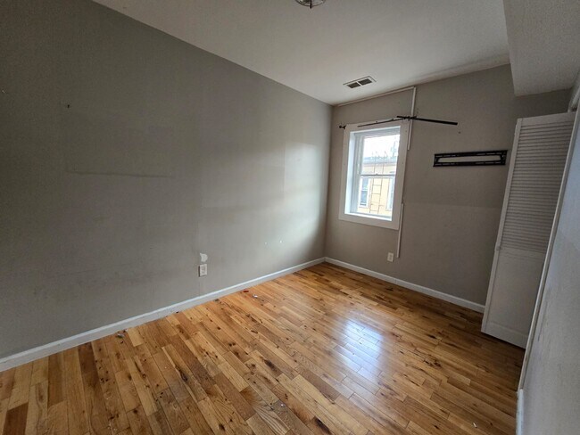 Building Photo - 150 Westerleigh Rd