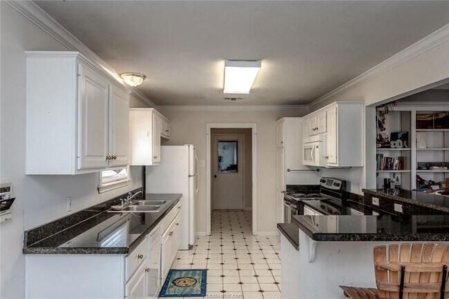 Building Photo - 506 Lansing Ct