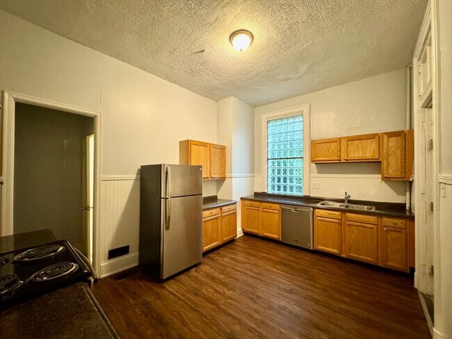 Building Photo - PRE LEASE FOR AUGUST 2025 5 bed/2 full bat...