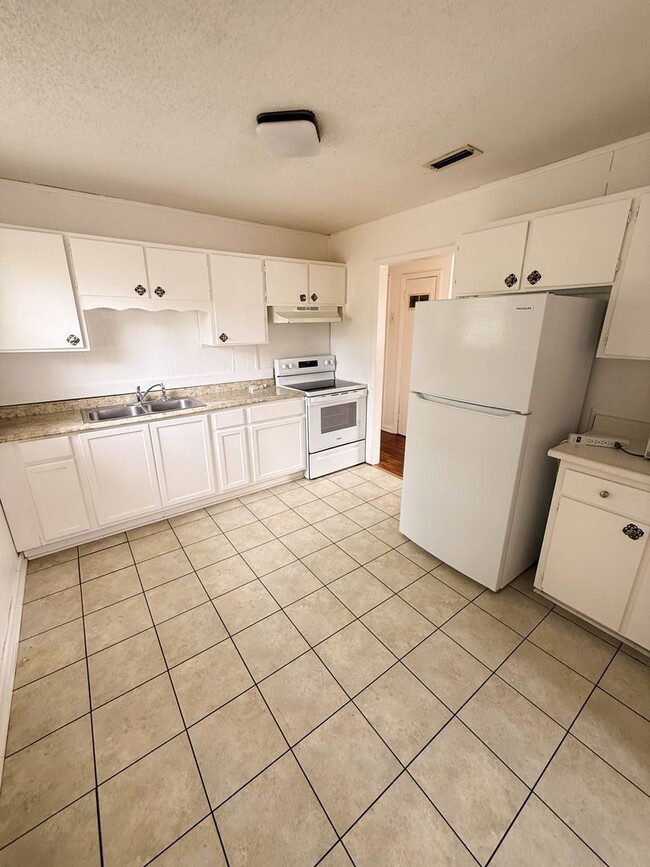 Building Photo - 1409 Southwood Dr